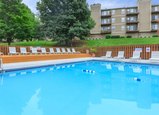 Pool at Cloverset Valley Apartments, Kansas City, MO, 64114