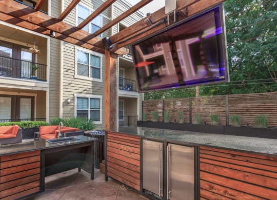 Outdoor Dining at West 39th Street Apartments, Missouri, 64111