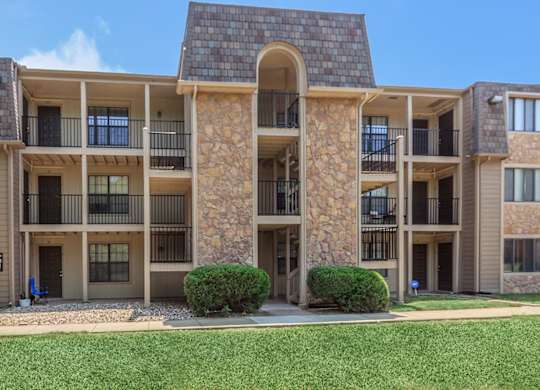 Exterior of apartment building at Bristol Pointe Apartments in Olathe, Kansas.