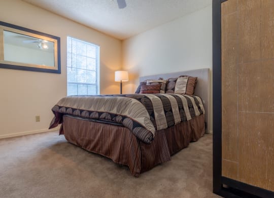 Bedroom with bed at Coventry Oaks Apartments, Overland Park, KS, 66214
