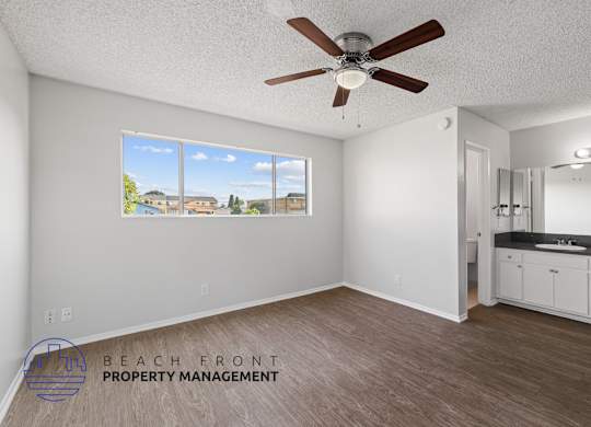 an open living room and kitchen with a ceiling fan