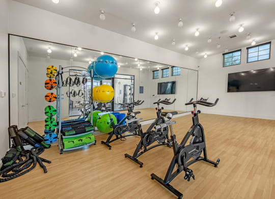 the gym at the landing at pullman apartments in pullman