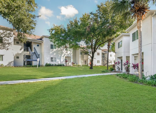 laurel at altamonte building exterior and walking paths
