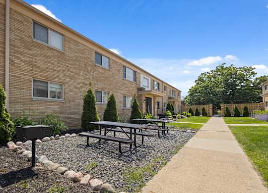 Outdoor picnic and grill area at Monon Court apartments, a pet-friendly community in Broad Ripple near the Monon Trail