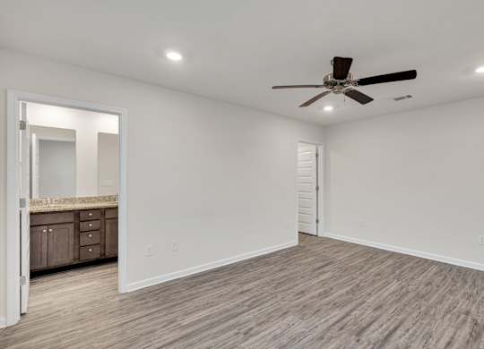 A room with a ceiling fan and lighting fixture.