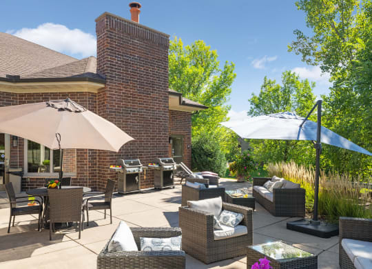 Laurel East End Apartments in Golden Valley, MN photo of a patio with tables and chairs and umbrellas