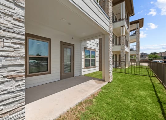 the preserve at ballantyne commons apartment patio and grass