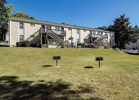 Outdoor grilling area at Mableton Ridge Apartments in Mableton, GA, near Douglasville.