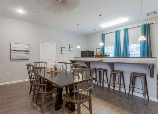 Pet-Friendly Rentals in Sevierville, TN – Overlook at Allensville – A dining room with a table and chairs in clubhouse