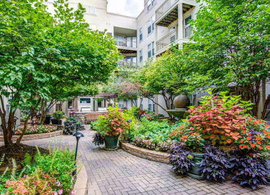 Quaint Courtyard With BBQ Area at Uptown Lake Apartments, Minneapolis