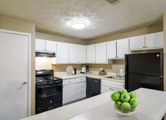 Kitchen with black efficient appliances and ample cabinet space at Stratford Ridge, a pet-friendly community in Marietta, GA, near Smyrna.