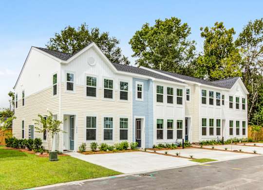 Townhomes for Rent in Park Circle - Sumner Village - Exterior View of Townhomes with Private Driveways and Lush Landscaping