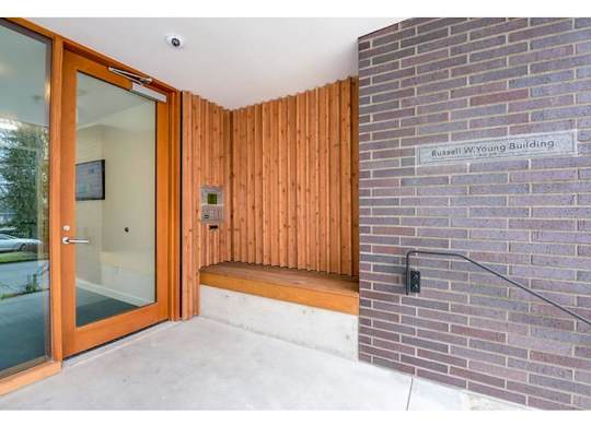 Entryway seating area