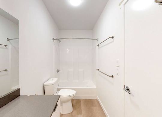 Bathroom with tub/shower