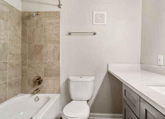 Wyndcliff Galleria Apartments Smyrna Ga modern bathroom