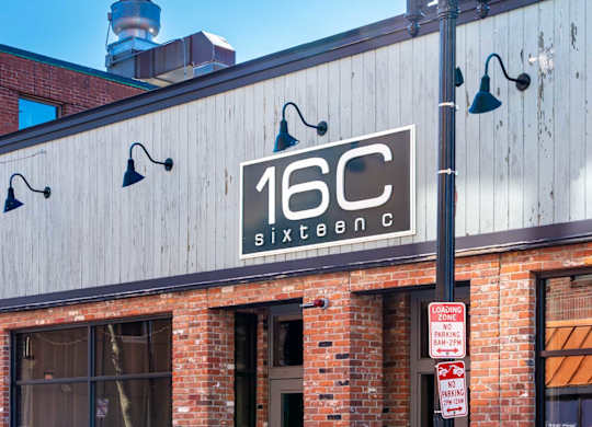 A building with a sign that says 16C Sixtegen.