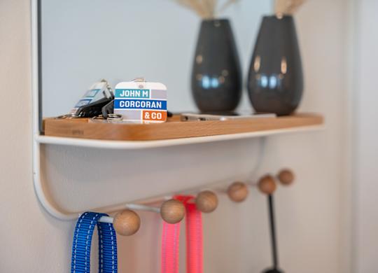 A white entrance shelf at the Mastlight