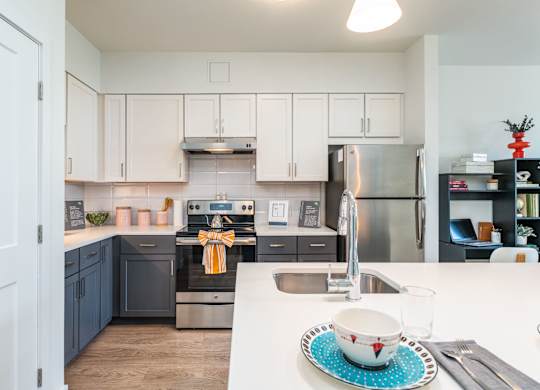 A modern kitchen with a stove, sink, and refrigerator at the Mastlight.
