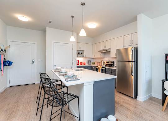 A kitchen with a table and chairs at the Mastlight.