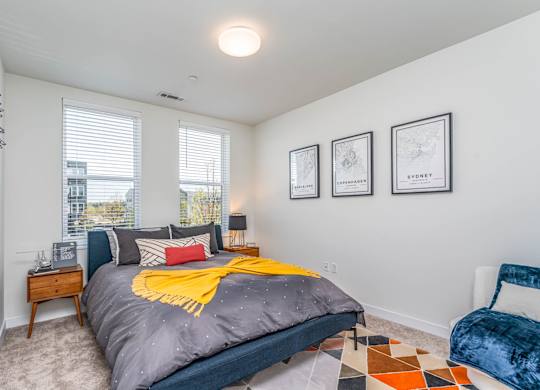 A bedroom with a bed, a chair, and pictures on the wall at the Mastlight.