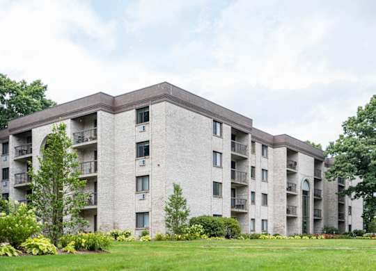 shrewsburry commons apartment exterior