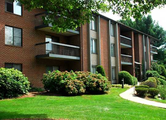 Grass at Stone Run Apartments