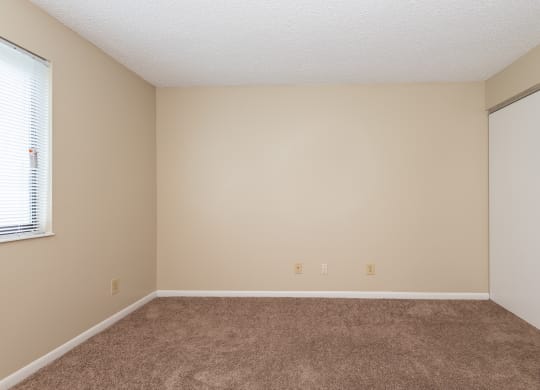 Carpeted Bedroom at Meadow View Apartments and Townhomes, Springboro, OH, 45066