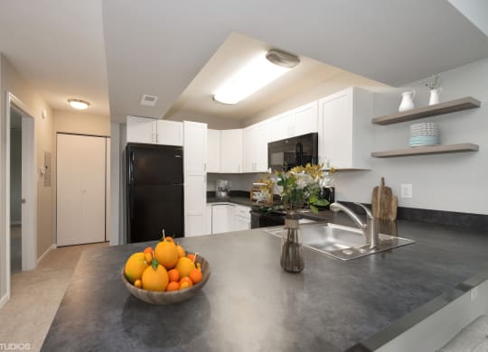 a kitchen with a bowl of fruit on the counter at 7 Pointe Apartments, Indianapolis, Indiana