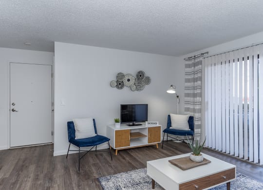 Spacious Living Room at Timber Glen Apartments, Batavia, OH, 45103