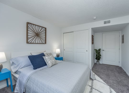 Bedroom With Closet at Timber Glen Apartments, Ohio, 45103
