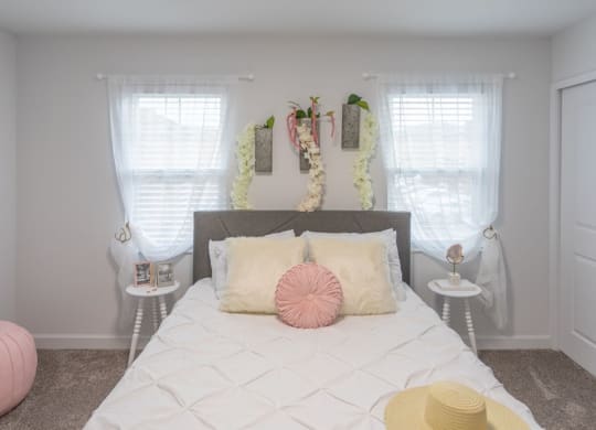 Small Bed Room at Galbraith Pointe Apartments and Townhomes*, Cincinnati
