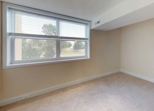 Large Window For Natural Light at Stuart Woods, Herndon, VA, 20170