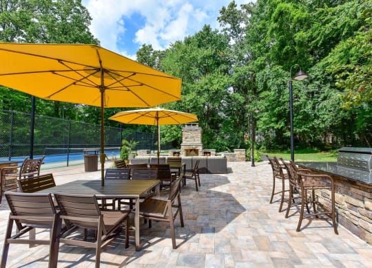 Windsor Oak Creek - Courtyard with patio and grill and tables with umbrellas
