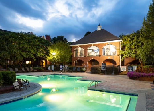 Windsor Vinings Apartments' Relaxing Modern Pool