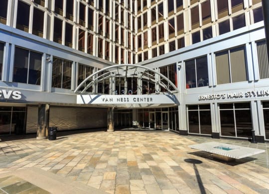 the entrance to the yan heel center in front of a building