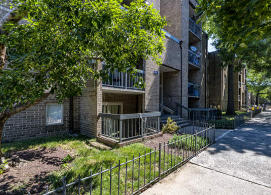 a sidewalk in front of an apartment building