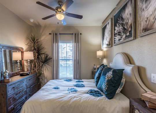 Beautiful Bright Bedroom With Wide Windows at Century Palm Bluff, Portland, 78374