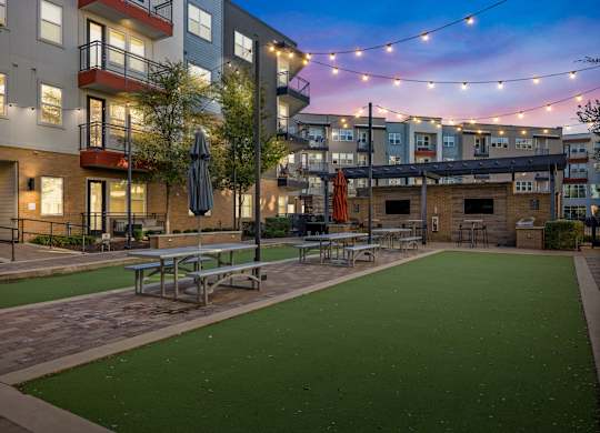 Picnic Area And Grills at Bridge at Henley, Texas, 78741