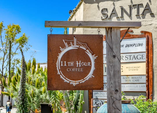a sign that reads il chi hour coffee in front of a building