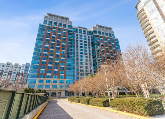 an empty sidewalk in front of a tall building