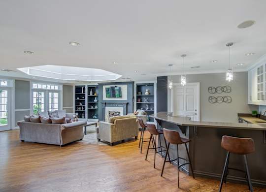 Resident Lounge & Bar