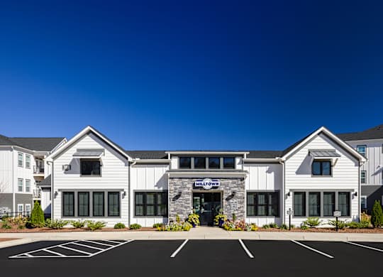 Building Exterior at 198 Milltown Apartments, Burlington, NC 27215