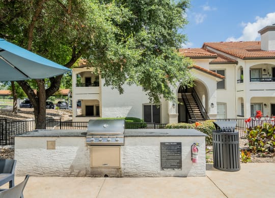the preserve at ballantyne commons courtyard with a grill and picnic table
