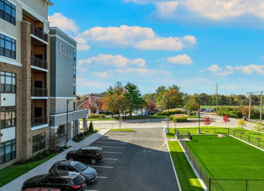 the preserve at ballantyne commons apartment community parking lot and lawn