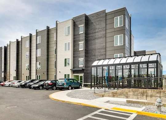 a row of cars parked in front of a building