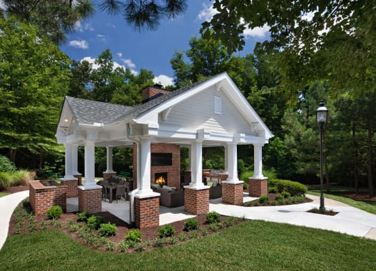 Summerhouse with Fireplace, TV, and Grills