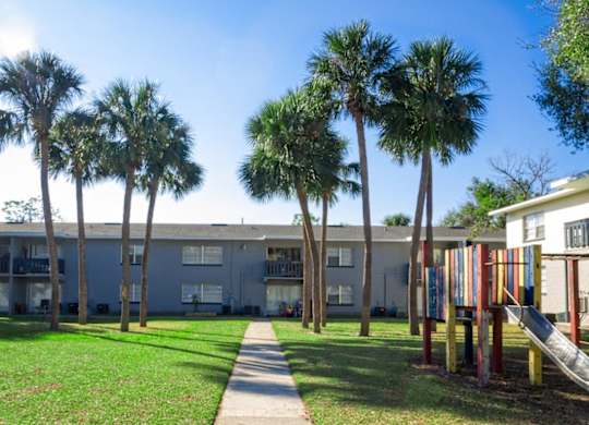 Courtyard Green Space at Hibiscus Place Apartments, Orlando, FL