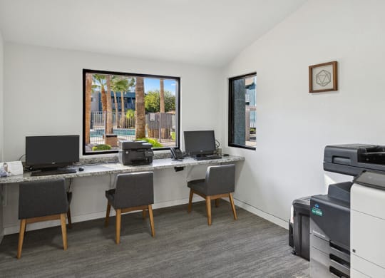 Community Clubhouse Business Center at Tanque Verde Apartments located in Tucson, AZ.