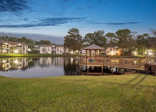 Community Lake with Deck at Vue at Baymeadows Apartments located in Jacksonville, FL.