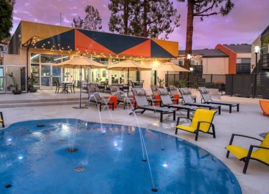 Swimming pool and pool deck at Horizon Apartments in Santa Ana, California